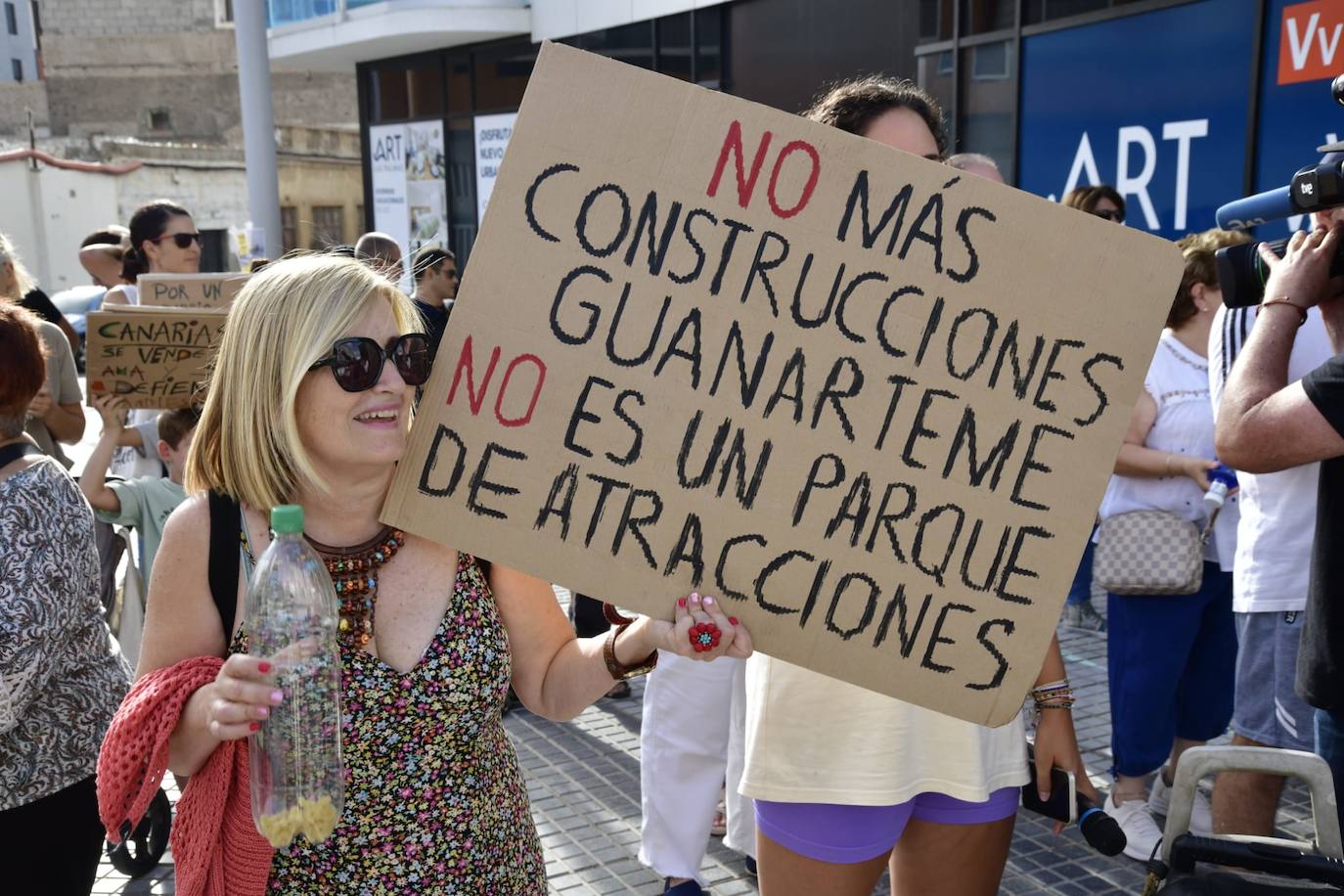 Pancartas, altavoces y mucho ruido en la manifestación de apoyo a Guanarteme