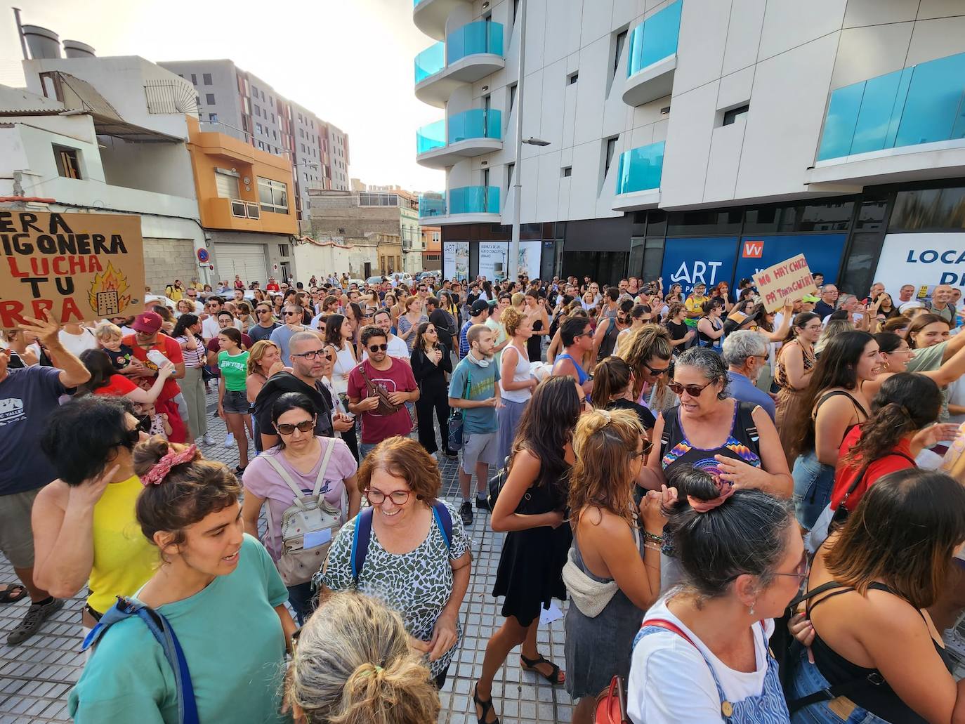 Pancartas, altavoces y mucho ruido en la manifestación de apoyo a Guanarteme