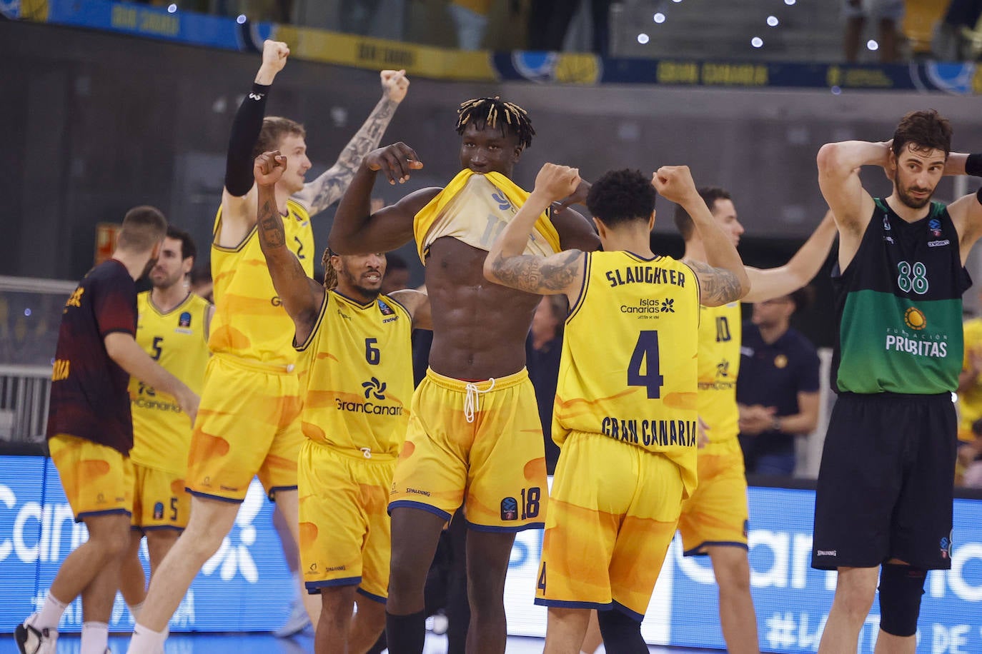 Khalifa, celebrando con el Granca.