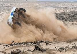 Vuelco de un coche en un rally celebrado en una zona protegida de Lajares, en el municipio de La Oliva.