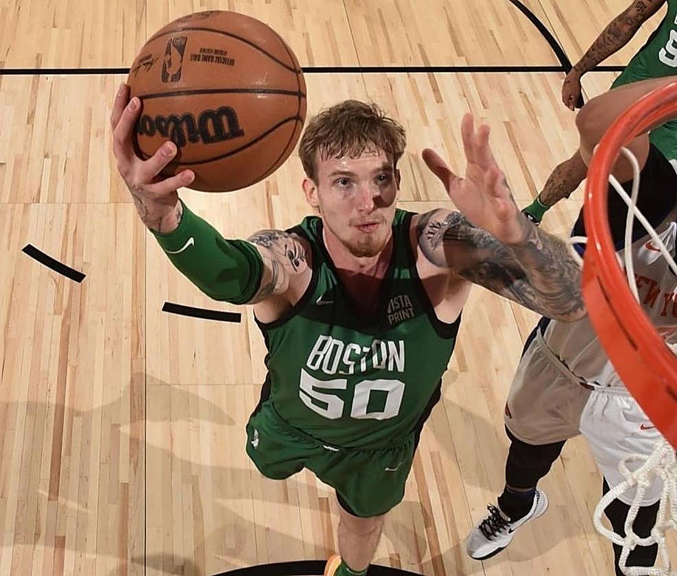 Olek Balcerowski anota en un encuentro con los Boston Celtics este verano en Las Vegas.