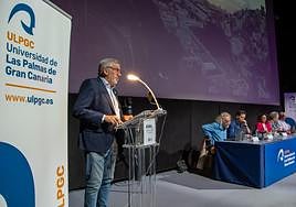 El rector de la ULPGC lee su informe en la sesión del Claustro celebrada en el museo Elder de la Ciencia.