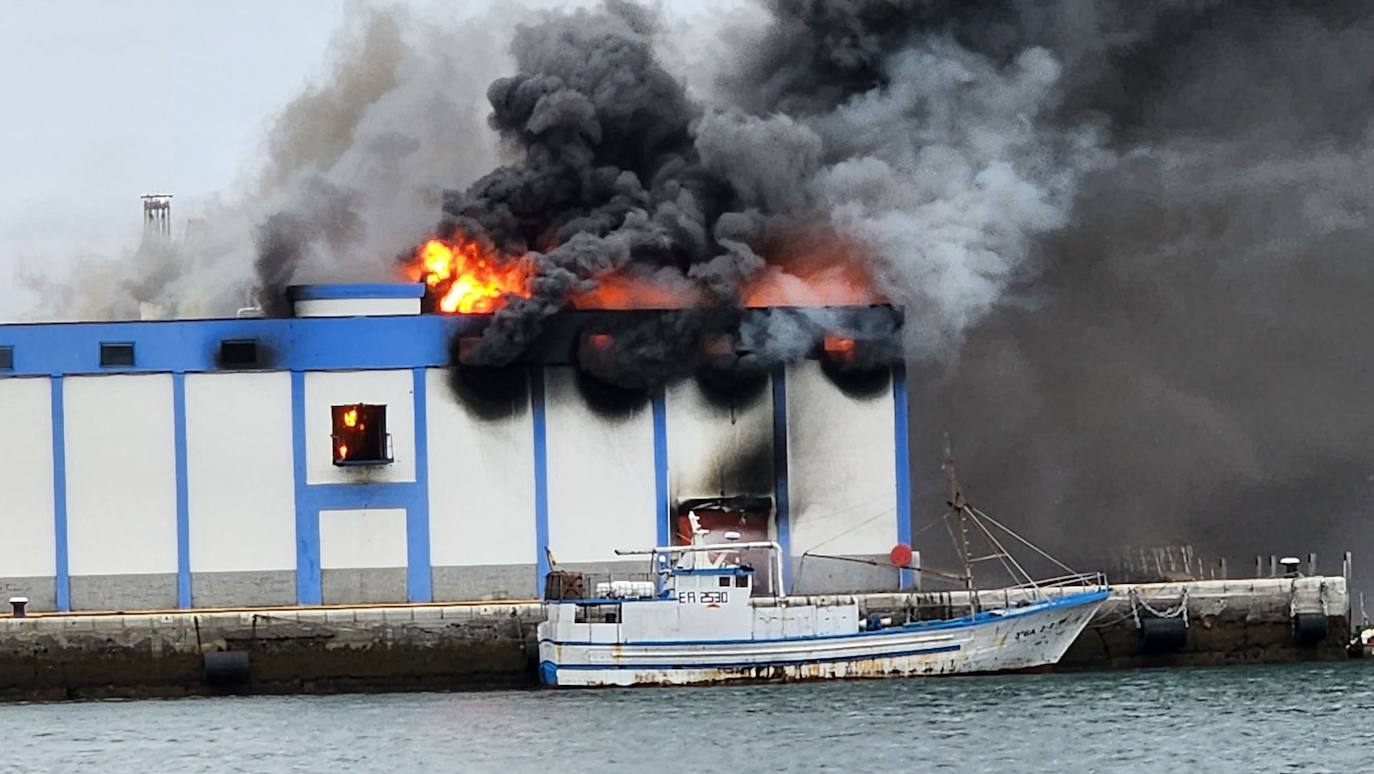 Imágenes del incendio en la nave de 5 Océanos