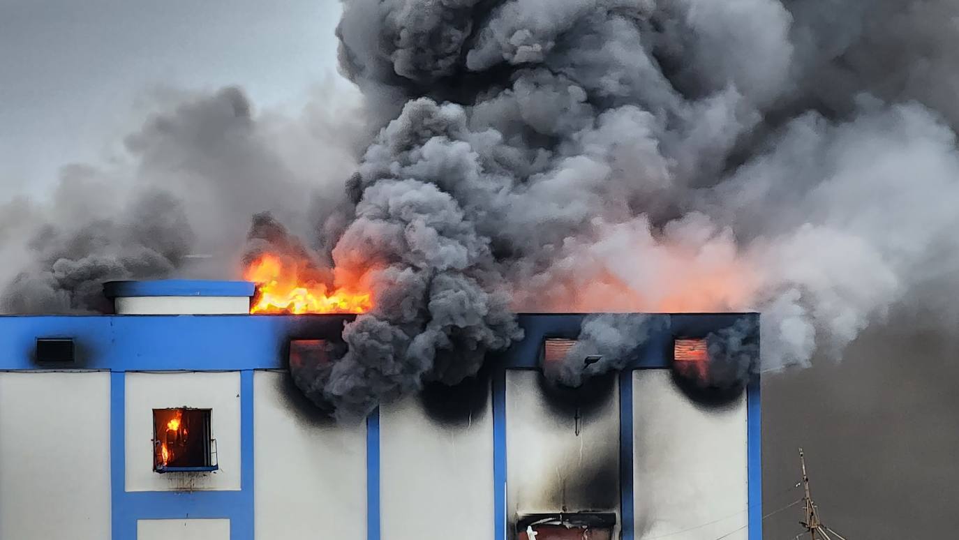 Imágenes del incendio en la nave de 5 Océanos