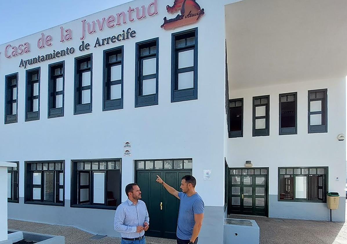 El alcalde Yonathan de León y el concejal de Juventud, en la Casa de la Juventud por rehabilitar.