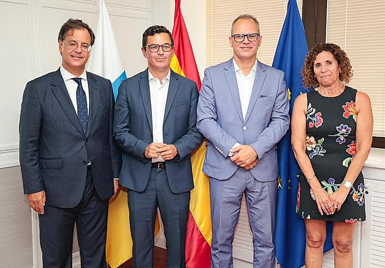 Foto de familia de la toma de posesión.