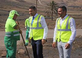 El presidente de Lanzarote, con uno de los nuevos empleados dedicados a la limpieza.