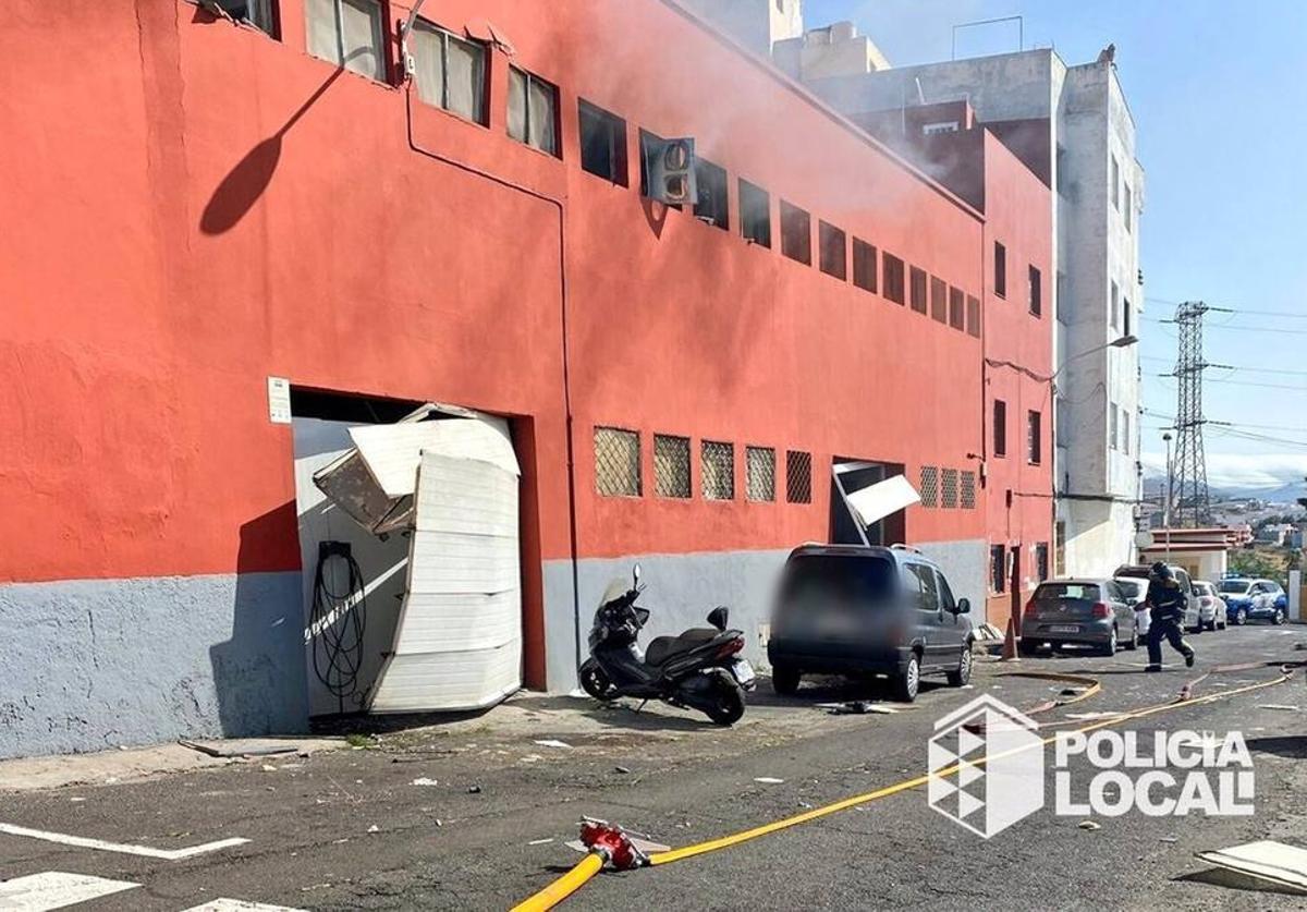 Herido grave un trabajador por una explosión en una fábrica de hielo en Tenerife