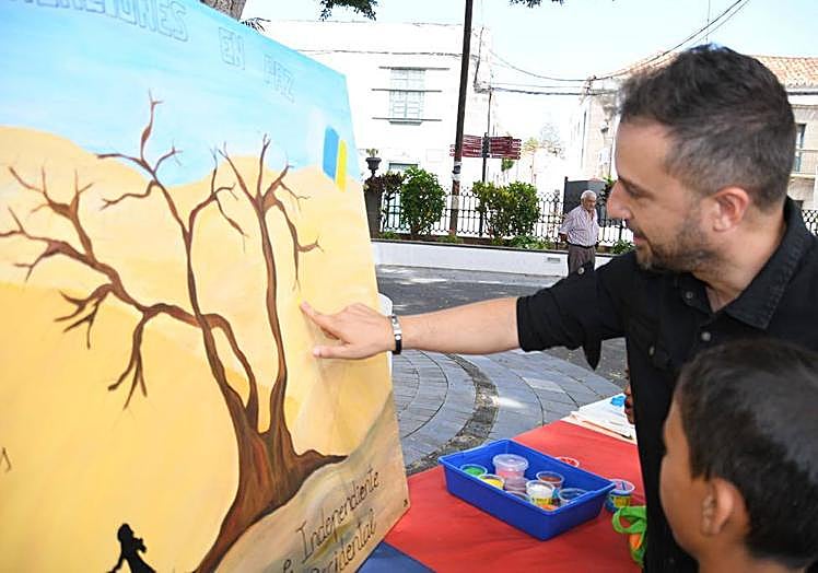 Imagen principal - Magia, música y regalos para recibir a los 11 niños saharauis que pasarán el verano en Telde