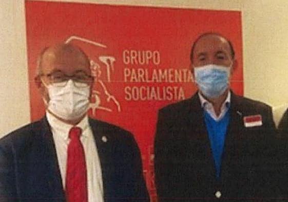 Maximiliano Poveda Sierra, a a derecha, posa con Juan Bernardo Fuentes.