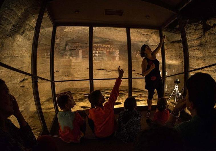El Cabildo pacta con el Gobierno de Canarias la prórroga del uso y gestión de la Cueva Pintada