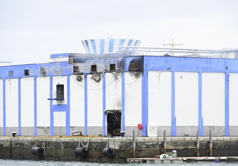 Investigan el origen del fuego en la nave frigorífica de Frisu del Puerto de Las Palmas