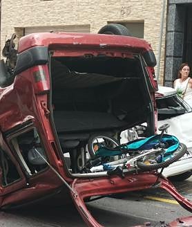 Imagen secundaria 2 - Un coche colisiona contra una guagua en el barrio de Guanarteme