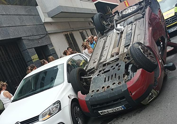 Imagen principal - Un coche colisiona contra una guagua en el barrio de Guanarteme