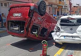 El impactó de la guagua provocó que el turismo rojo se saltara el stop, diera una vuelta, quedando boca abajo, y colisionara contra otro vehículo de color blanco.