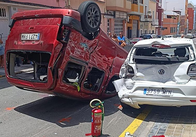 El impactó de la guagua provocó que el turismo rojo se saltara el stop, diera una vuelta, quedando boca abajo, y colisionara contra otro vehículo de color blanco.