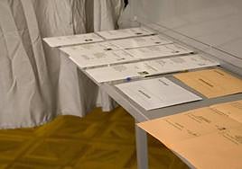 En cada mesa electoral habrá dos urnas, una para el Congreso sobres blancos- y otra para el Senado -sobres sepia-.