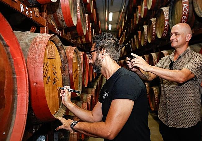 Momento de la firma de la barrica de Arehucas por parte de Melón Diesel.