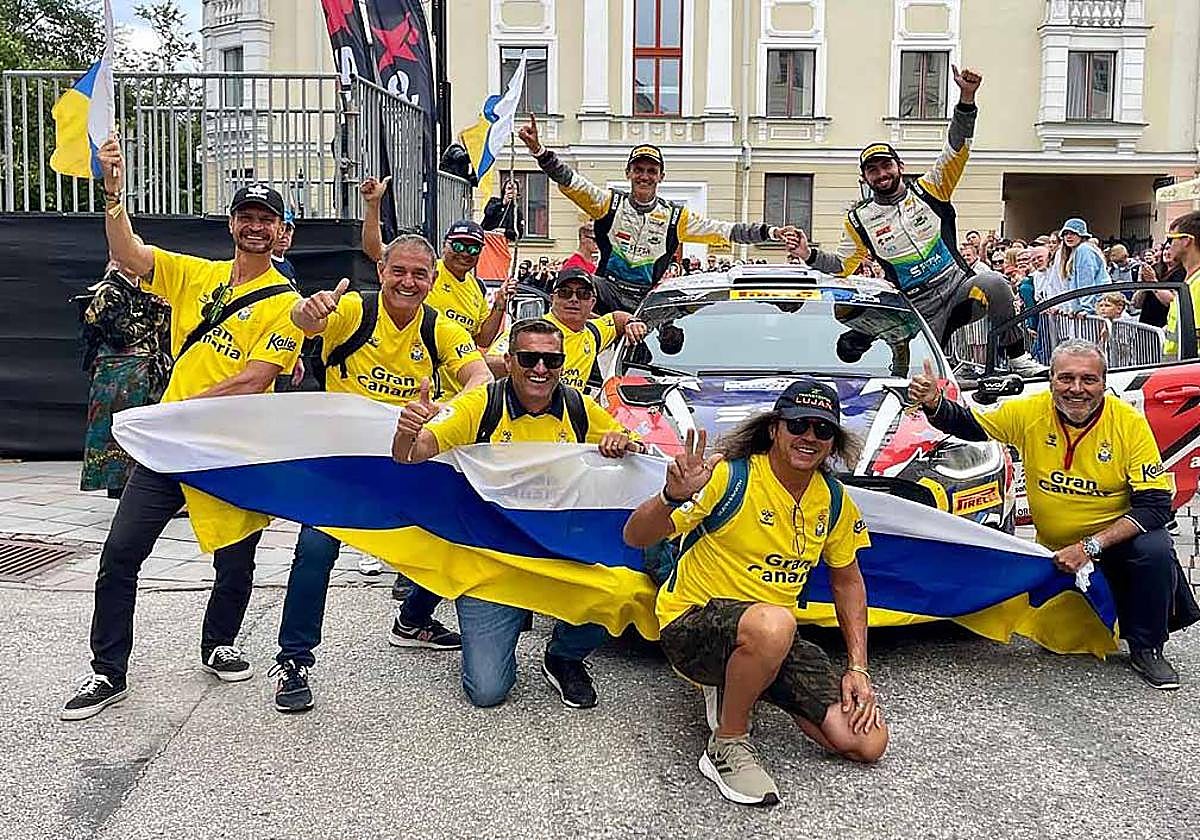 Rogelio Peñate y Diego Domínguez festejan su logro con aficionados desplazados a Estonia.