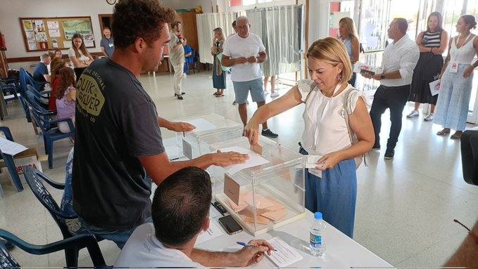 La cabeza de lista al Congreso por Sumar, Noemí Santana, vota en el colegio electoral de Playa del Hombre,