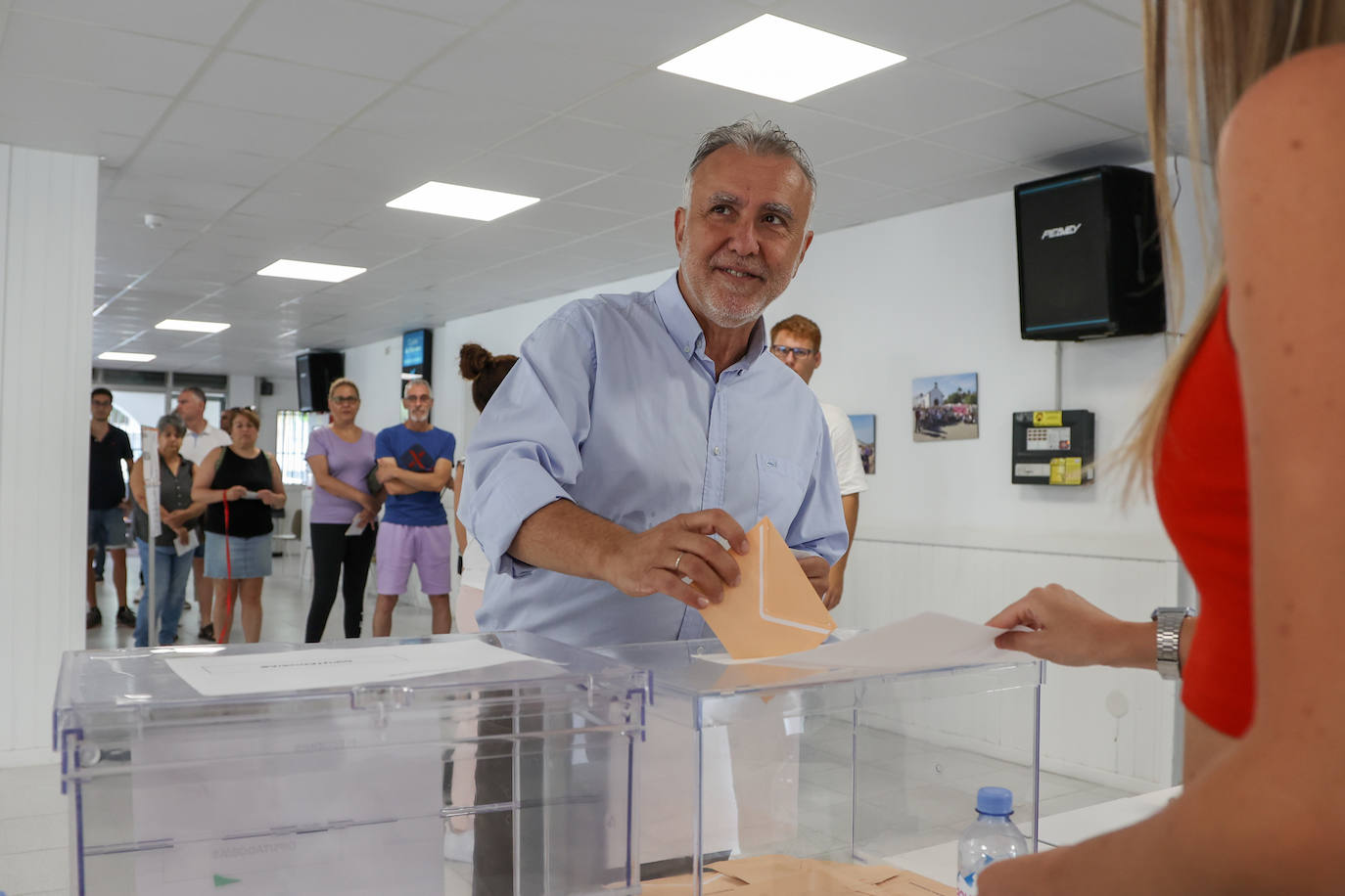 Ángel Víctor Torres (PSOE) ejerce su derecho al voto en Arucas.