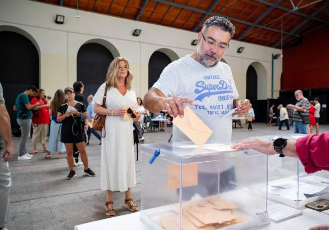 Votantes en la jornada de este domingo en un colegio electoral de la capital.