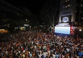 Simpatizantes del PP celebraban ayer en Génova el haber sido la fuerza más votada y haber ganado las elecciones aunque no se alcanzaron los resultados previstos. EFE