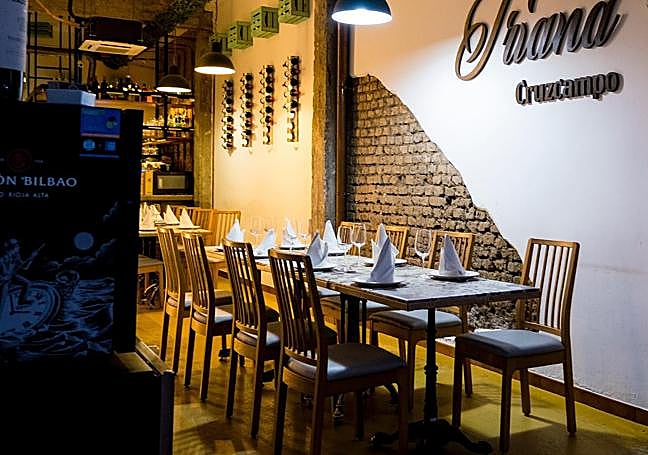 Una de las mesas del interior.