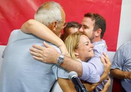 Sumar por Las Palmas, con Noemí Santana (en el centro) celebrando los resultados electorales.