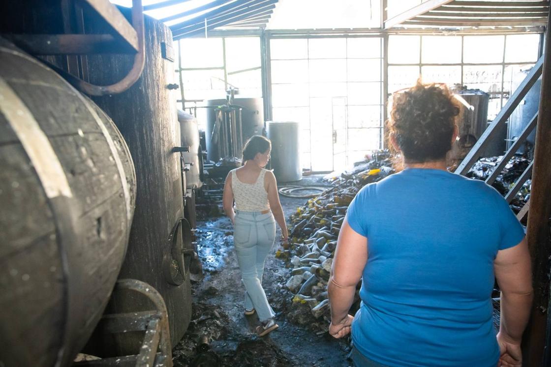 Botellas rotas, pilares de hierro y dos cuevas que guardan oro para una familia destruída