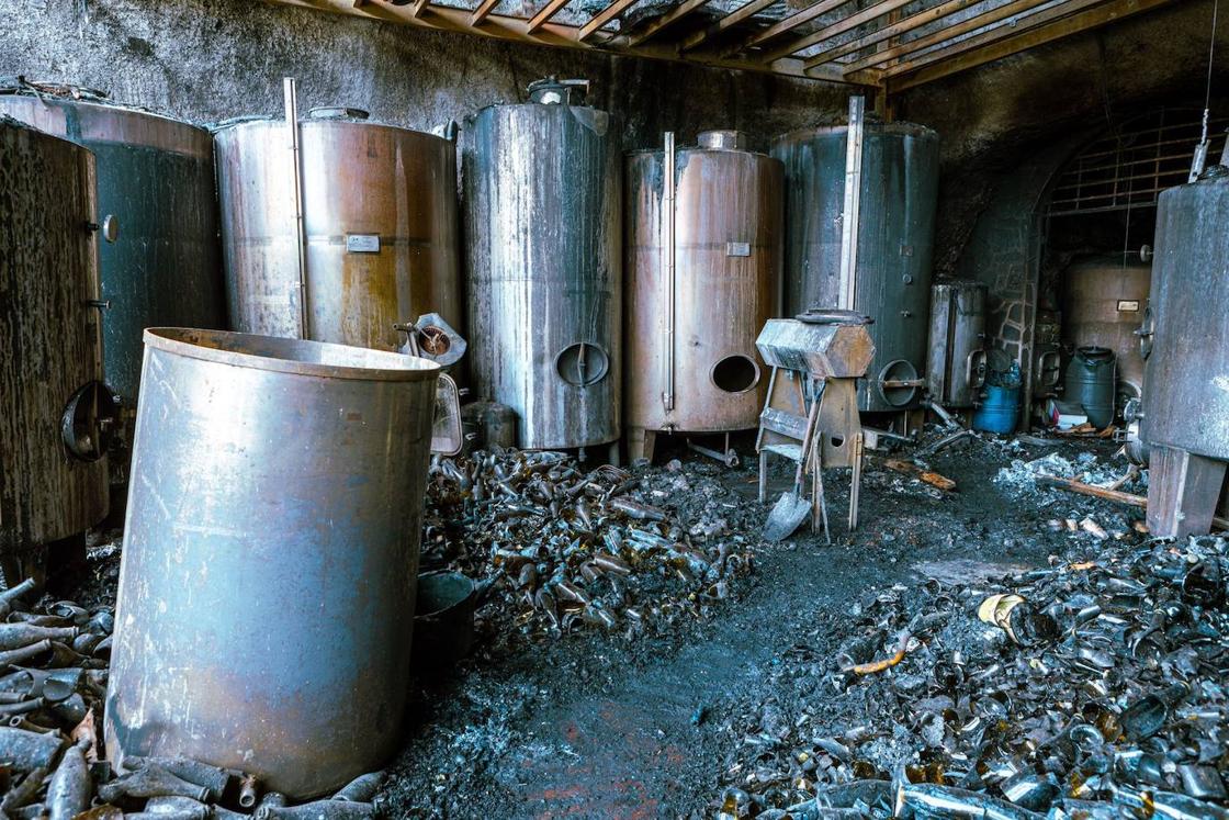 Botellas rotas, pilares de hierro y dos cuevas que guardan oro para una familia destruída