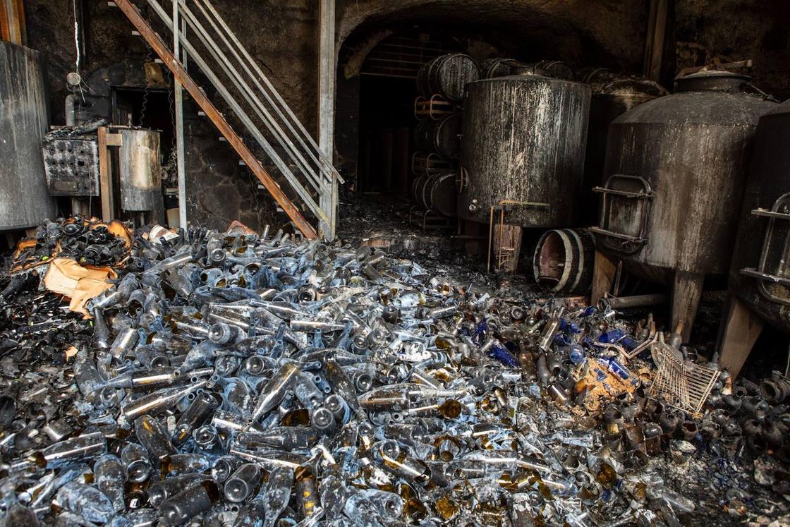 Botellas rotas, pilares de hierro y dos cuevas que guardan oro para una familia destruída