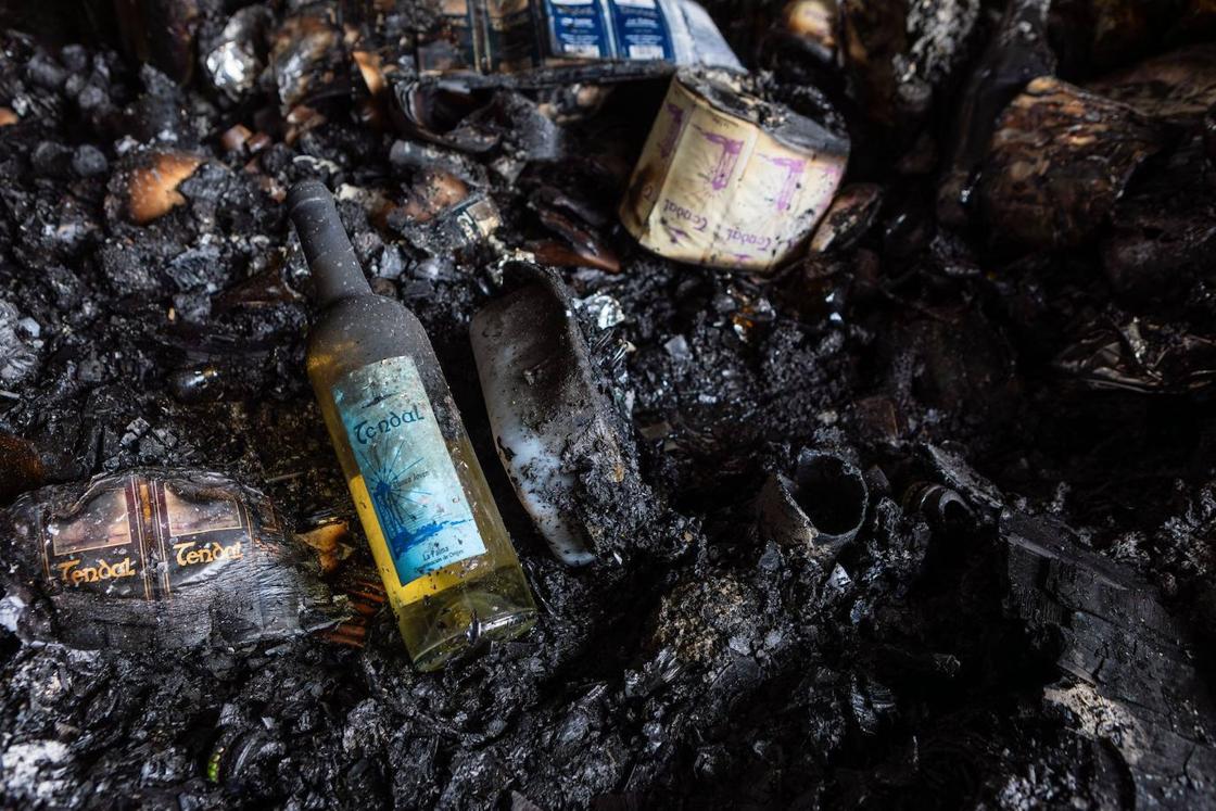 Botellas rotas, pilares de hierro y dos cuevas que guardan oro para una familia destruída