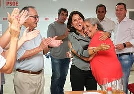 Hernández Cerezo recibe las felicitaciones de sus compañeros del PSOE y de su padre.