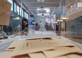 Imagen de un colegio electoral de las islas este domingo.