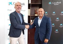 Antonio Marcelino Santana, gerente de la Fundación Parque Científico Tecnológico de la ULPGC, y Andrés Guerra, director comercial de Banca de Empresas de CaixaBank en Canarias, durante la firma del acuerdo.