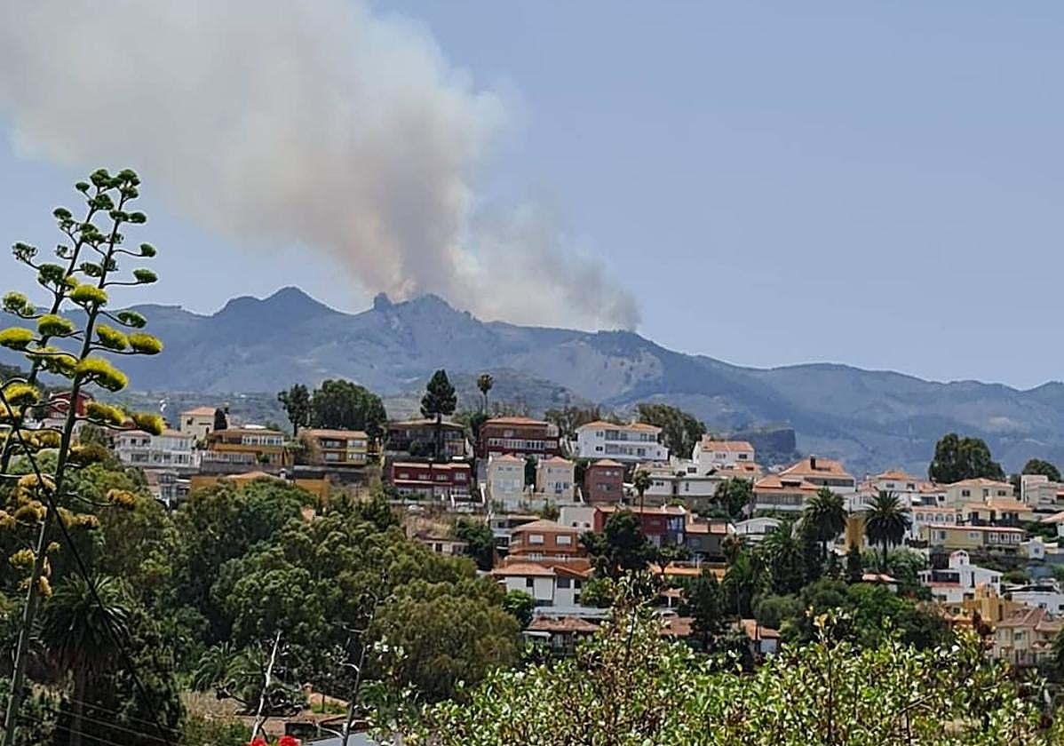 Imagen de la columna de humo del incendio desde San Mateo.