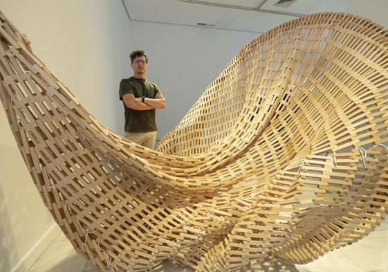 Carlos Nicanor, este miércoles junto a una de sus esculturas, 'Silence', realizada en madera de haya y cuerda, en San Antonio Abad .