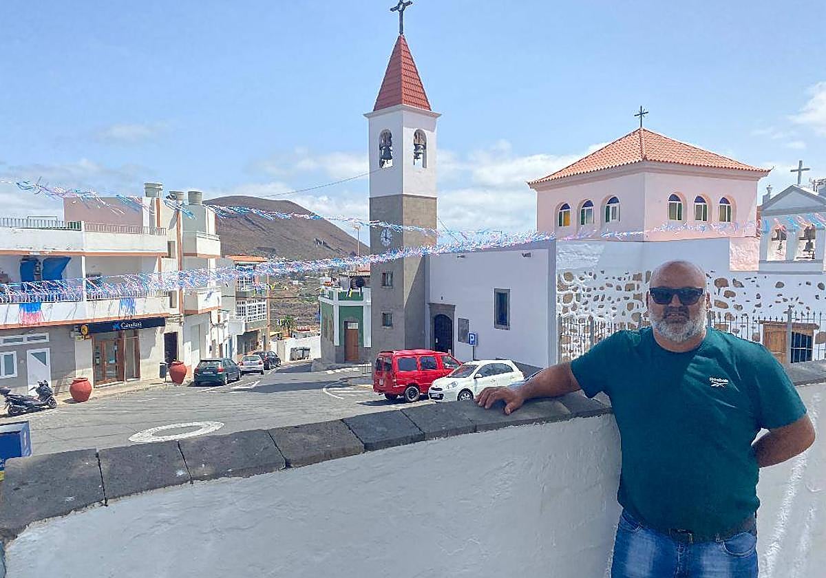 Salvador Santana Flores, presidente del Patronato de Fiestas El Naciente, con vistas al casco engalanado de Lomo Magullo.