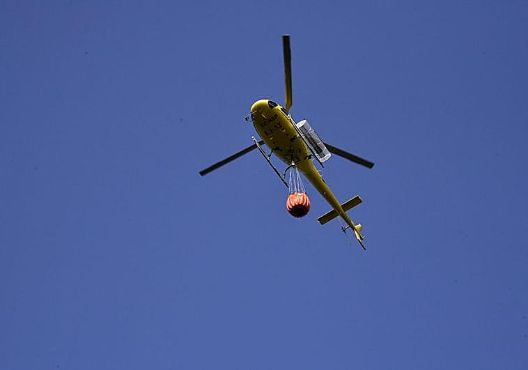 Los efectivos de emergencias siguen trabajando para extinguir el fuego.