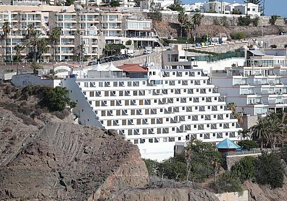 Imagen del complejo alojativo turístico Apartamentos Palmera Mar (centro), en la playa de Amadores, Mogán.
