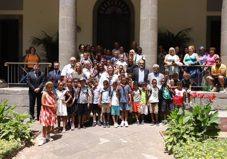Niños y niñas saharauis visitan el Parlamento de Canarias durante sus 'Vacaciones en Paz'