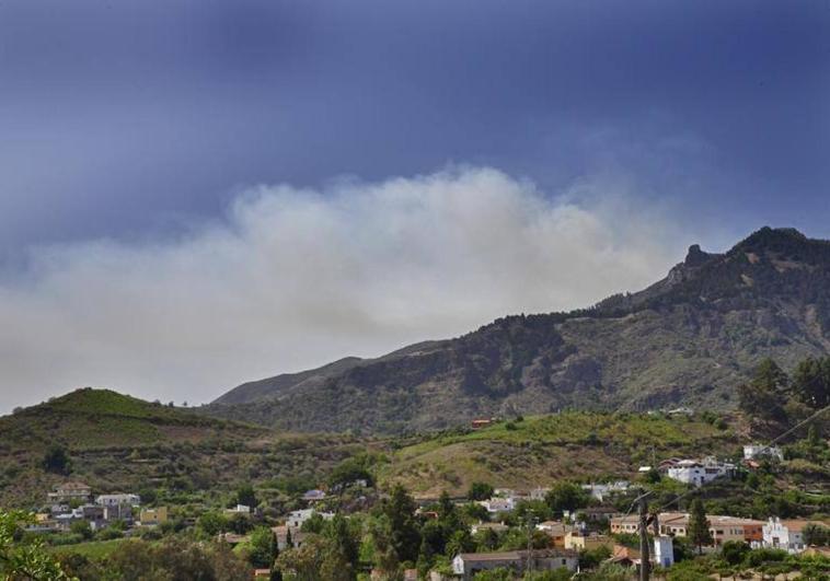 Vista del Roque Saucillo, al fondo y con columnas de humo, y de La Lechuza, delante.