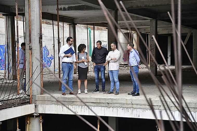 Un momento de la visita al inacabado aparcamiento de Arnao.