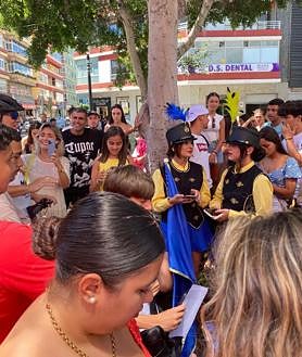 Imagen secundaria 2 - El concierto sorpresa de Quevedo desató la locura en las calles.