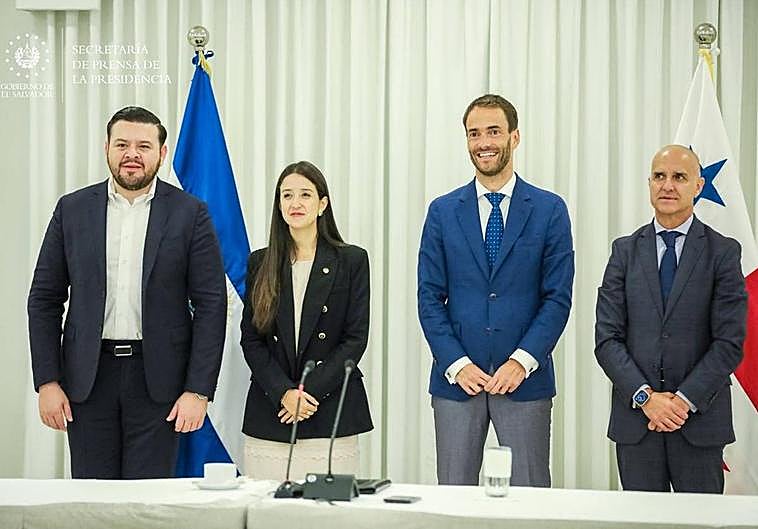 Flores y Mira, en representación del Gobierno de El Salvador, junto a Germán Suárez y Álvarez, de Astican.
