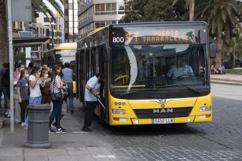 Pasajeros subiendose a la guagua.