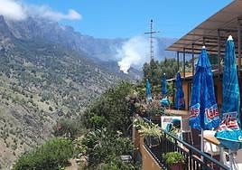 El humo fue captado por una vecina este jueves.