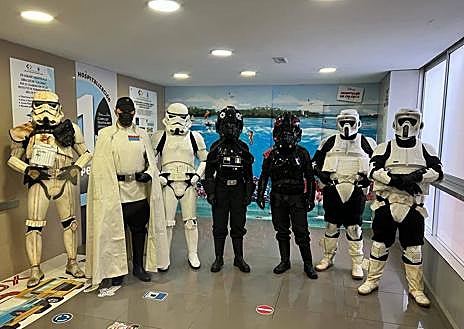 Imagen secundaria 1 - Star Wars conquista a los niños ingresados en el HUC