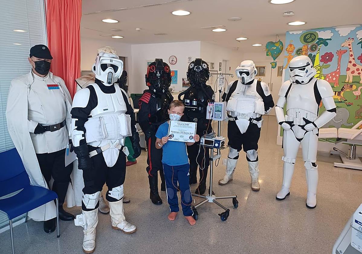 Visita de los personajes de Star Wars al Hospital Universitario de Canarias.
